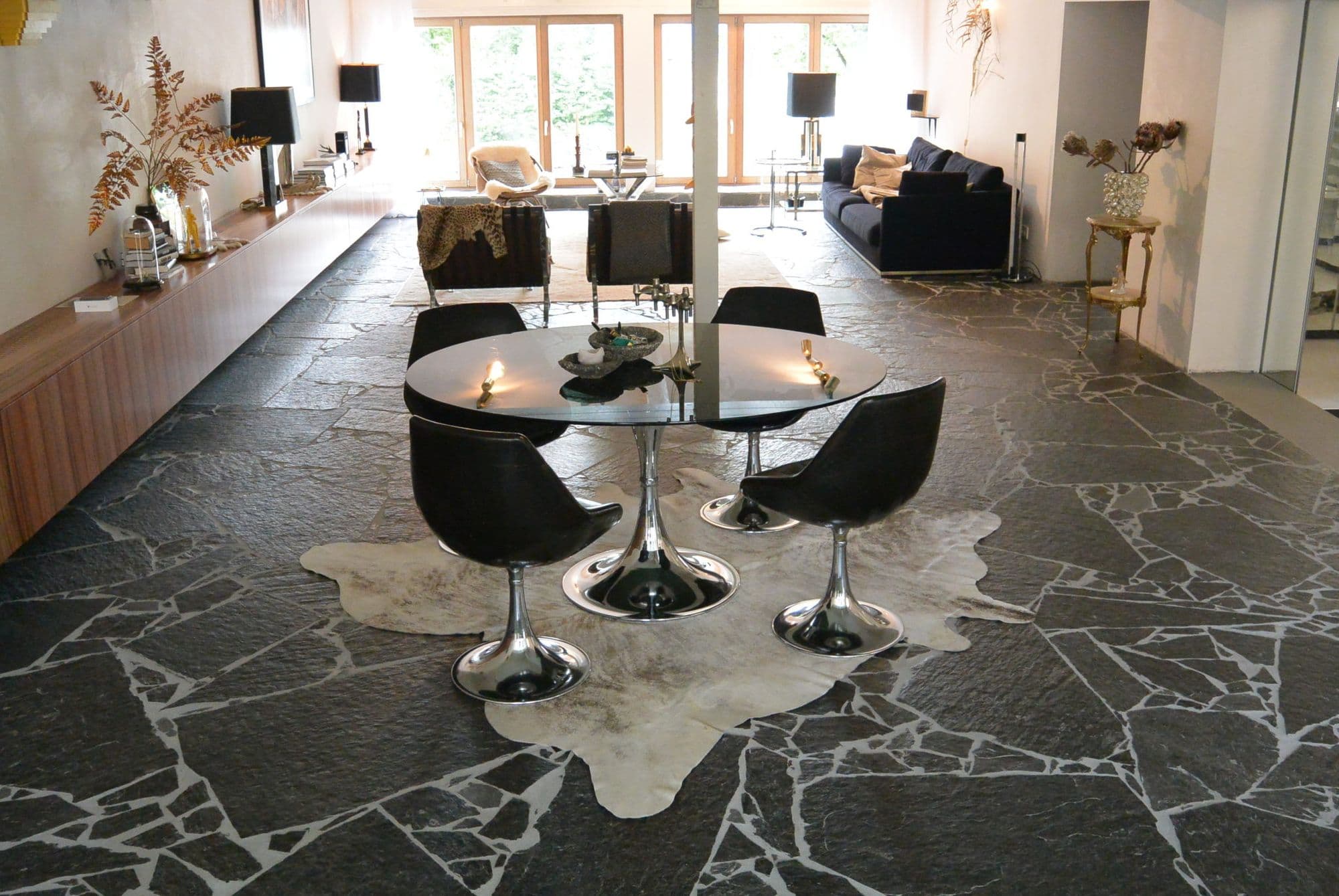 Woonkamer met een vloer van leistenen flagstones en lichte voegen