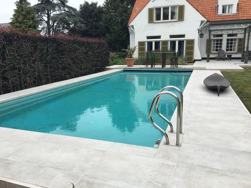 Zwembad met een terras in lichte natuursteen